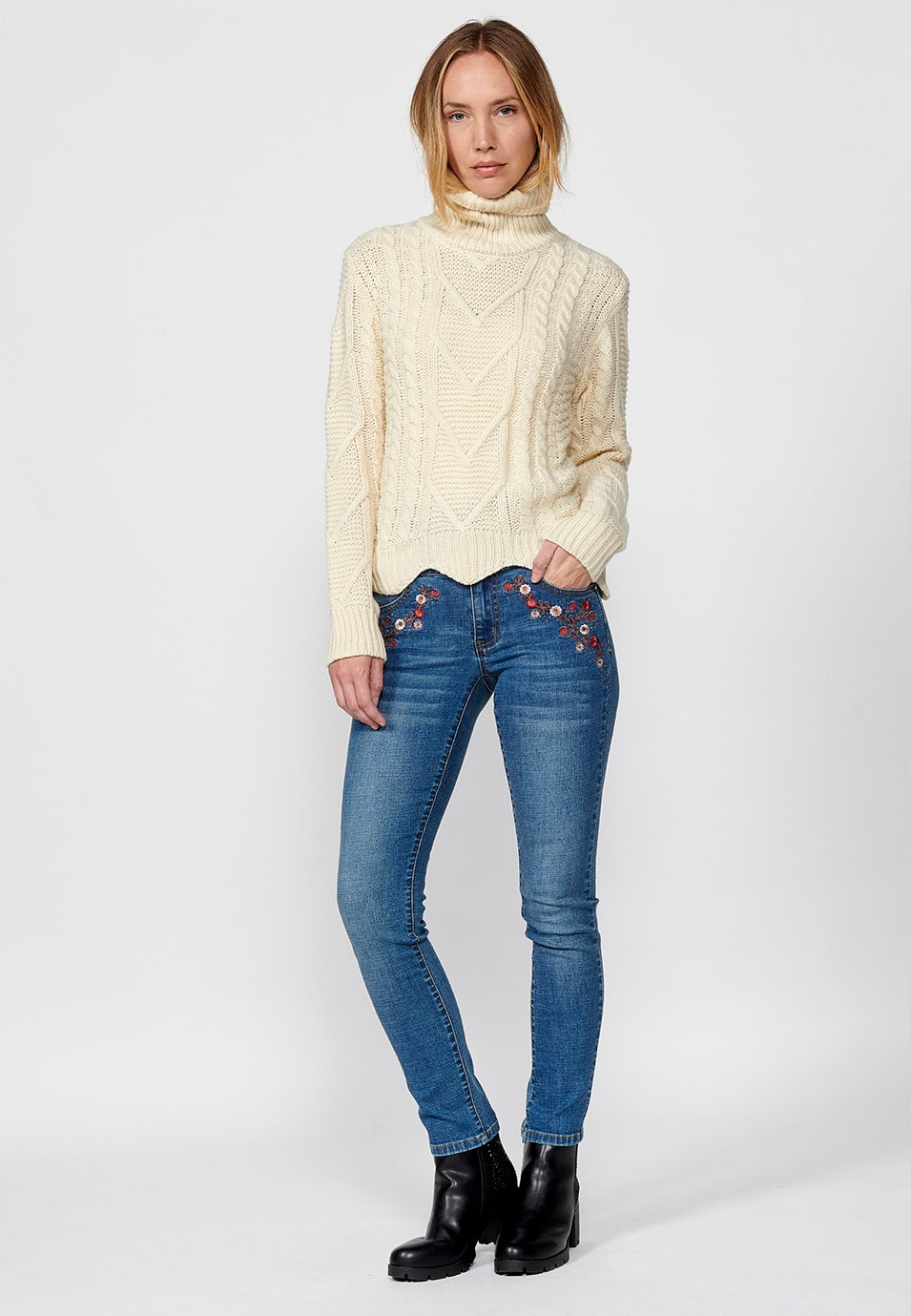 Langärmliger gestrickter und gerippter Jacquard-Pullover mit gewelltem Saum für Damen in der Farbe Ecru