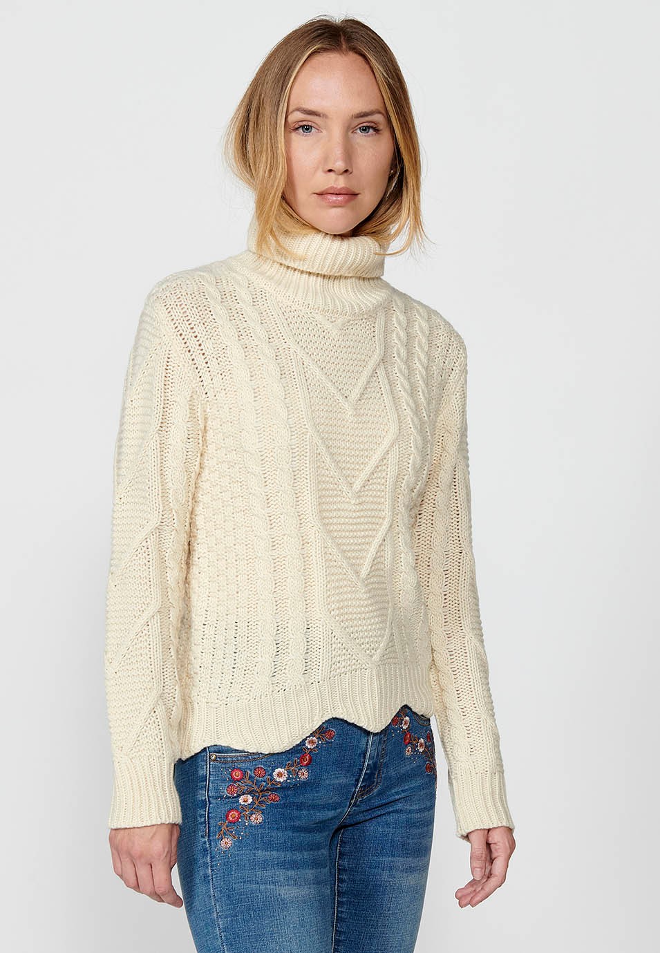Langärmliger gestrickter und gerippter Jacquard-Pullover mit gewelltem Saum für Damen in der Farbe Ecru