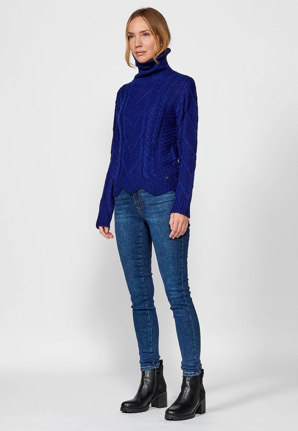 Blauer langärmliger gestrickter und gerippter Jacquard-Pullover mit gewelltem Saum für Damen