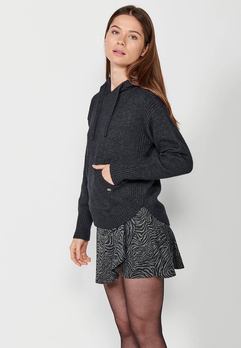 Pull kangourou à capuche et manches longues pour femme en noir