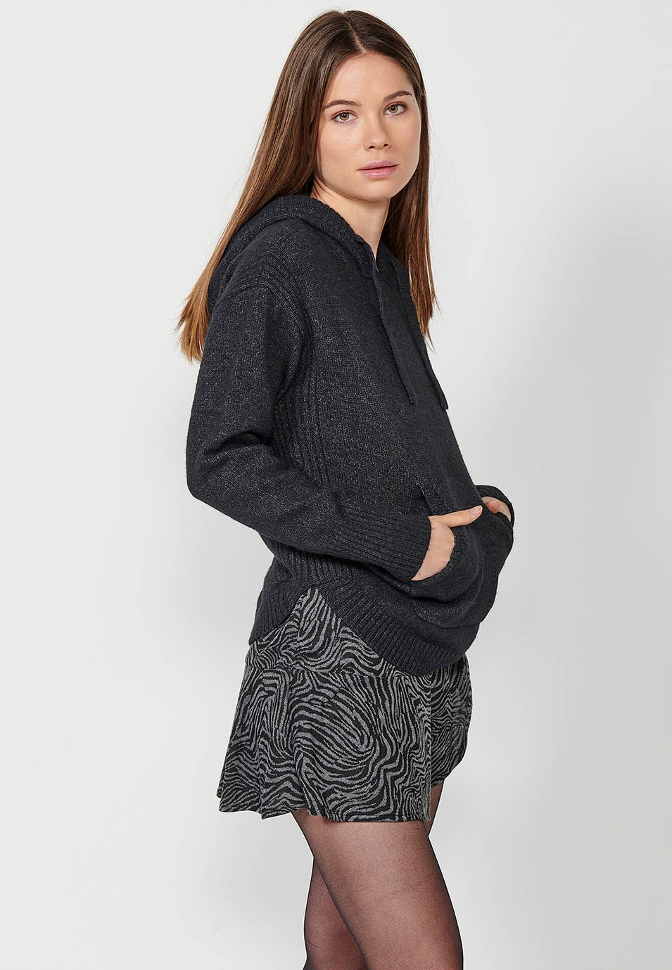 Pull kangourou à capuche et manches longues pour femme en noir