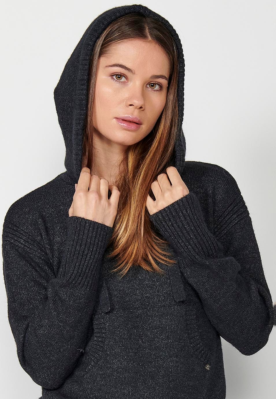 Pull kangourou à capuche et manches longues pour femme en noir