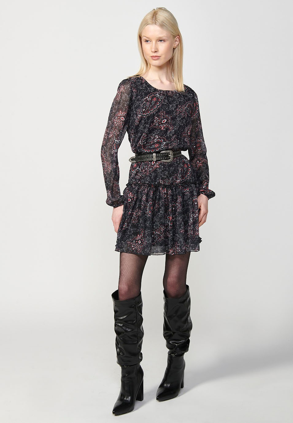 Vestido corto de manga larga con Cuello redondo y Estampado cashmere y volante en el bajo color Negro para Mujer
