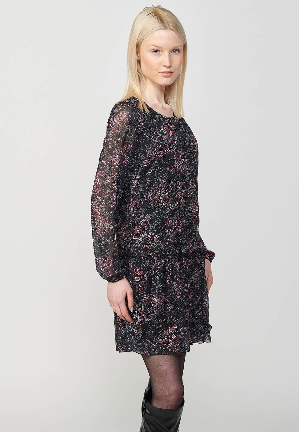 Vestido corto de manga larga con Cuello redondo y Estampado cashmere y volante en el bajo color Negro para Mujer