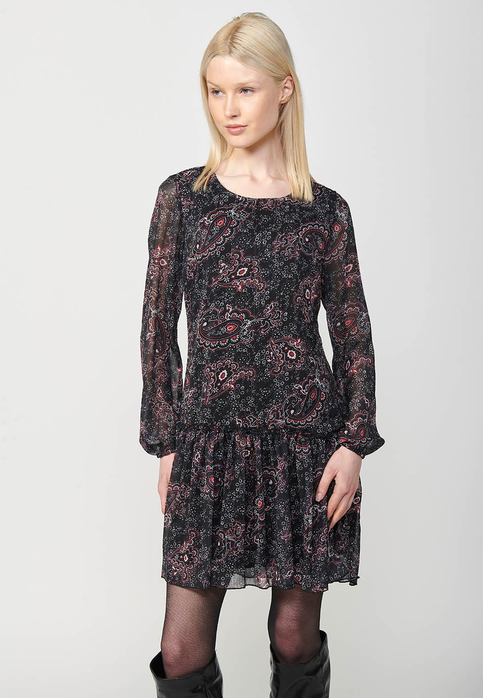 Vestido corto de manga larga con Cuello redondo y Estampado cashmere y volante en el bajo color Negro para Mujer