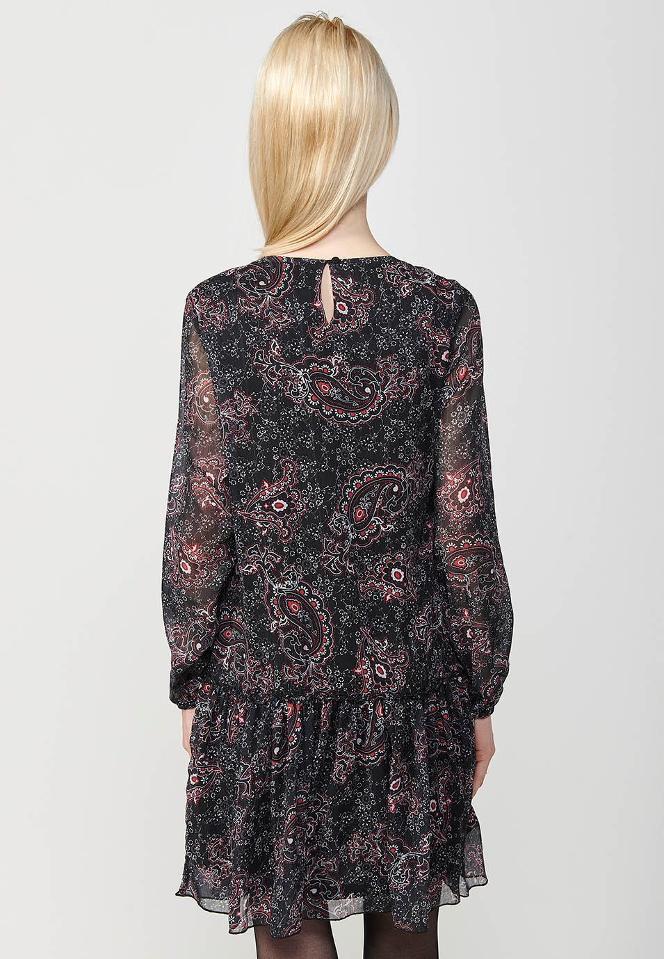 Vestido corto de manga larga con Cuello redondo y Estampado cashmere y volante en el bajo color Negro para Mujer
