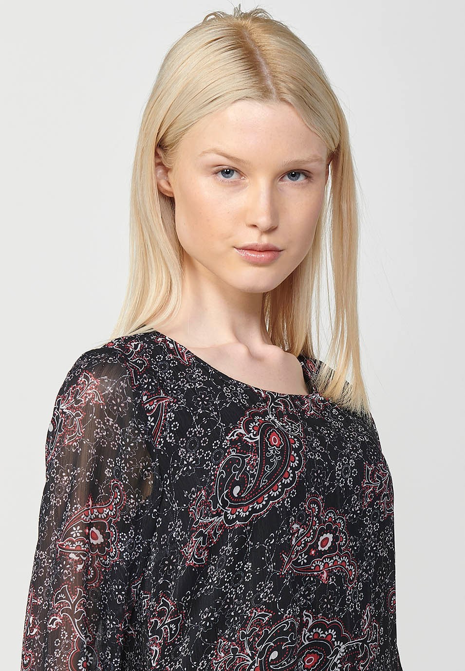 Vestido corto de manga larga con Cuello redondo y Estampado cashmere y volante en el bajo color Negro para Mujer