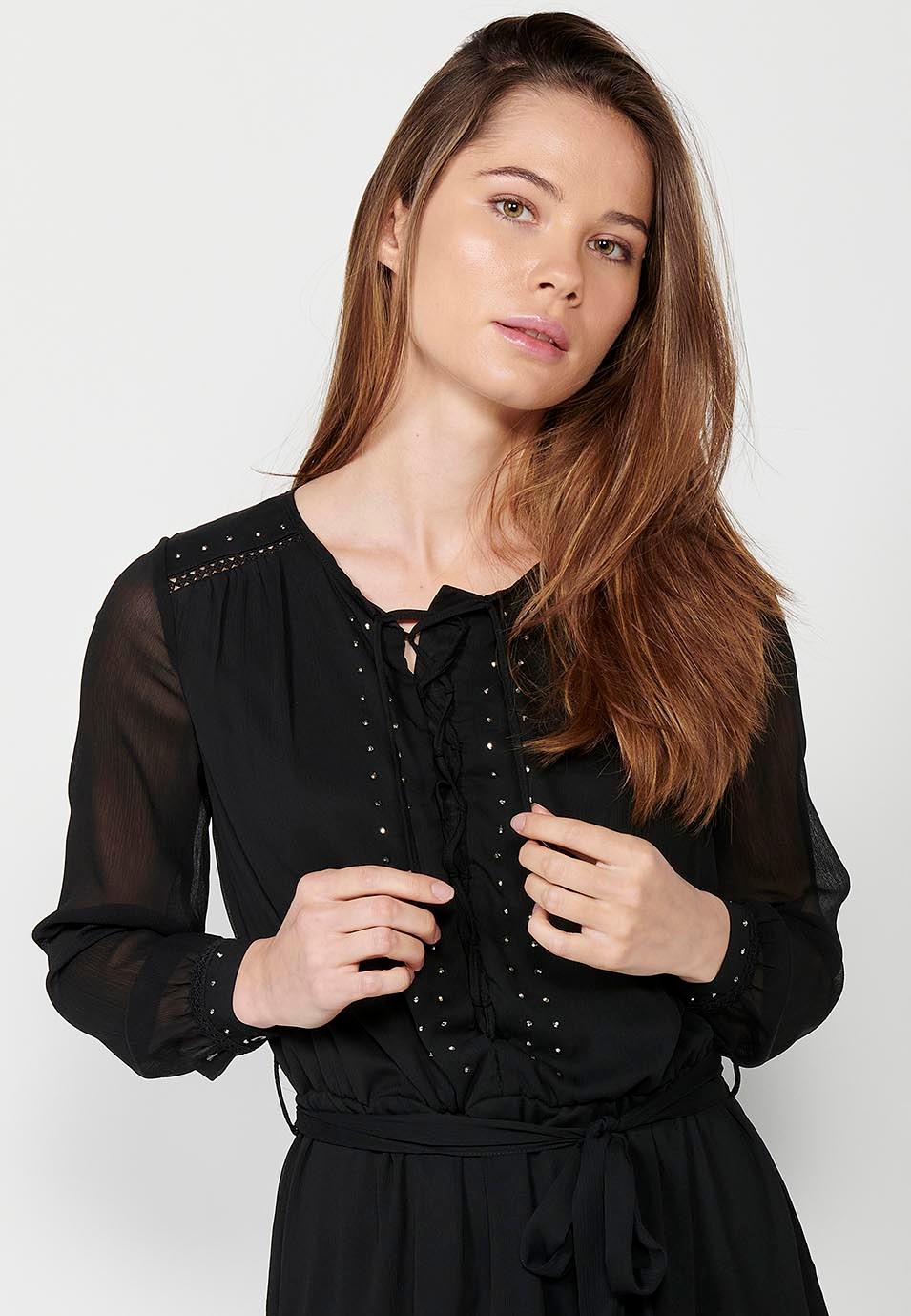 Vestido corto negro de manga larga con Cordones en el escote y detalles brillantes y entredoses para Mujer
