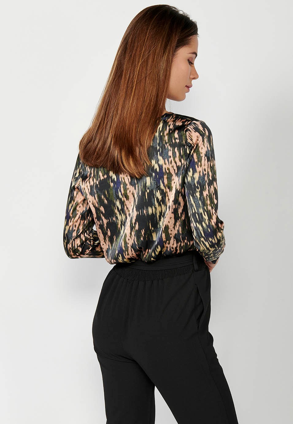 Combinaison pantalon long avec encolure croisée imprimée et taille caoutchoutée avec ceinture en Noir pour Femme