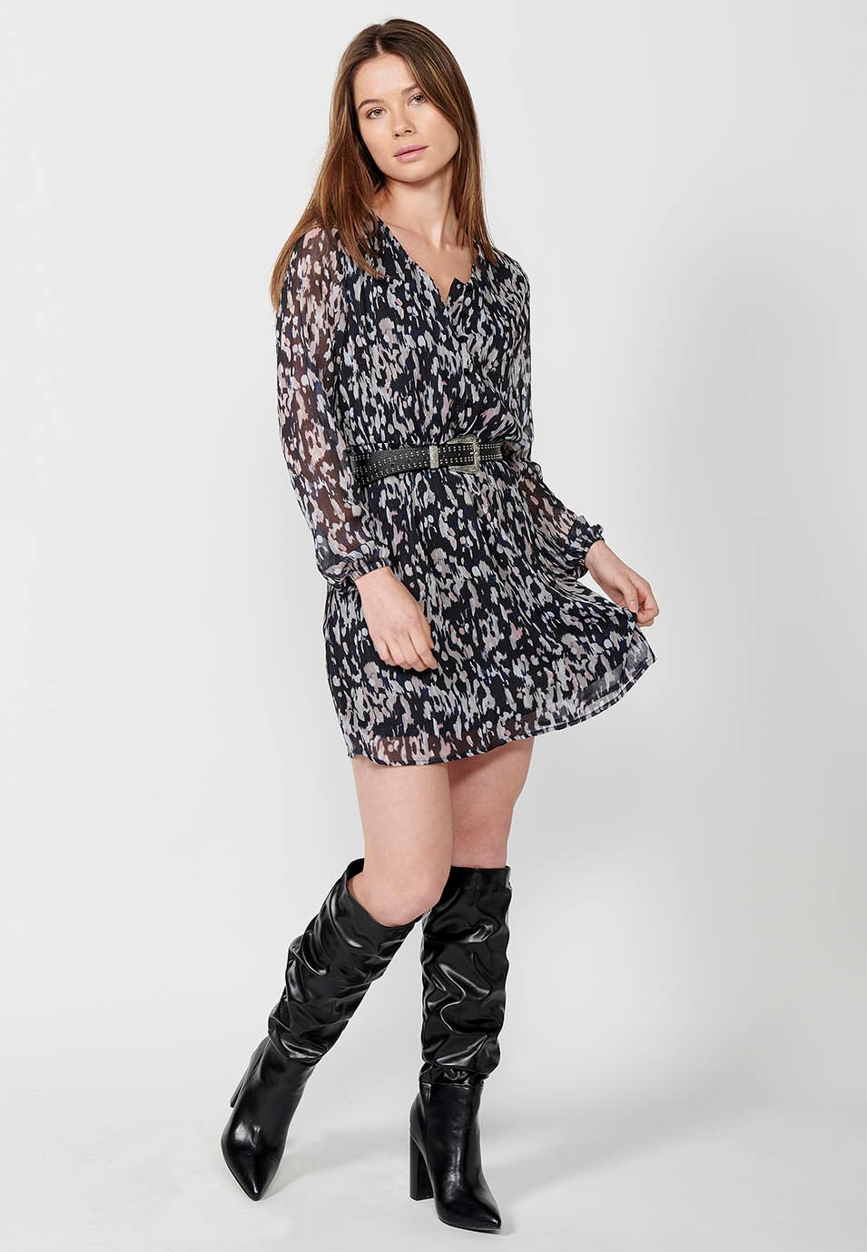 Vestido corto de manga larga con Escote pico y botones y Estampado abstracto sobre tejido de mini rayas de lurex color Negro para Mujer