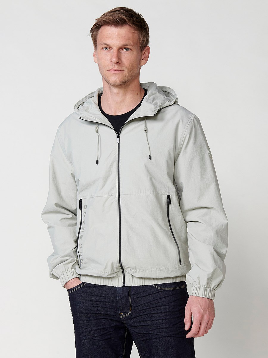 Cazadora con capucha y cierre delantero con cremallera y detalles estampados con bolsillos y puños elásticos con forro ligero y bolsillo interior con botón a presión