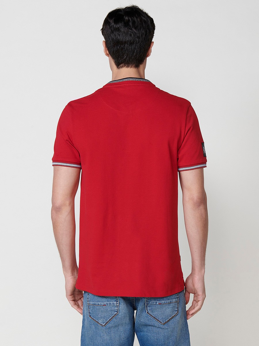Herren-Poloshirt aus Baumwolle in Rot mit Rundhalsausschnitt