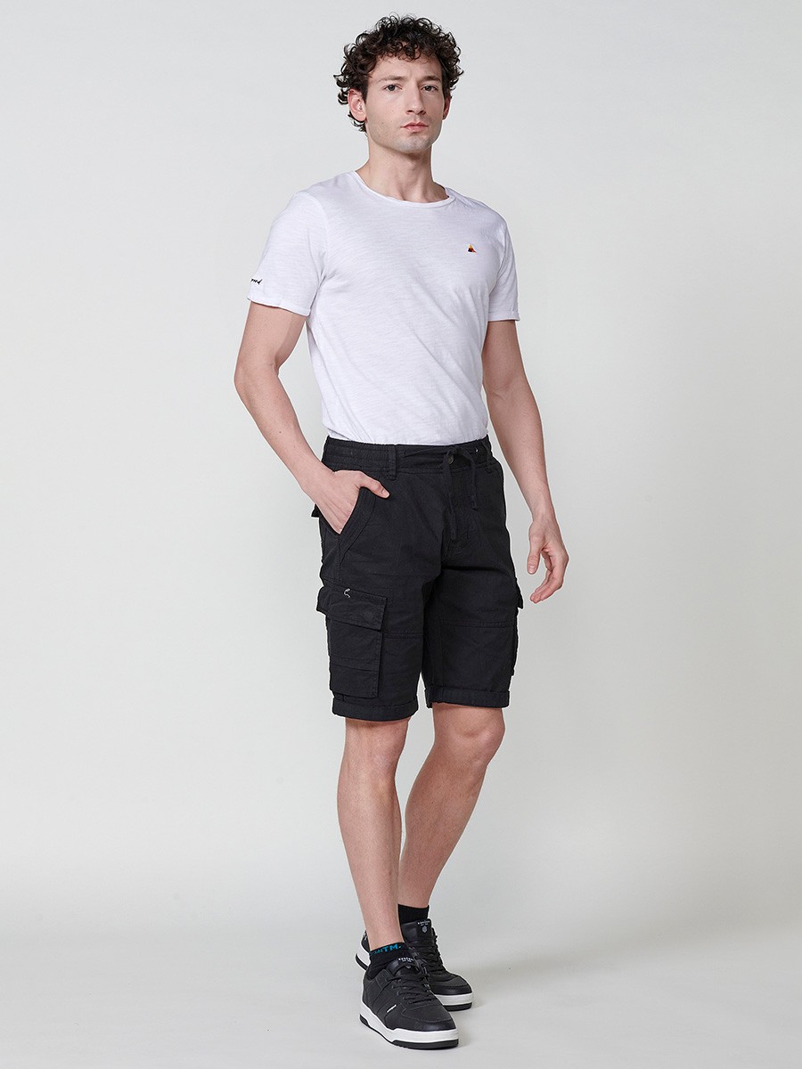 Bermuda Cargo de Algodón Elástico. Cintura con Goma y Cordón. Bolsillos de Plastrón. Color Negro para Hombre