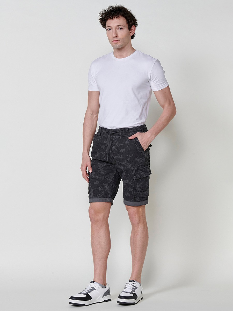 Bermuda Cargo de Algodón Elástico. Cintura con Goma y Cordón. Bolsillos de Plastrón. Color Gris para Hombre