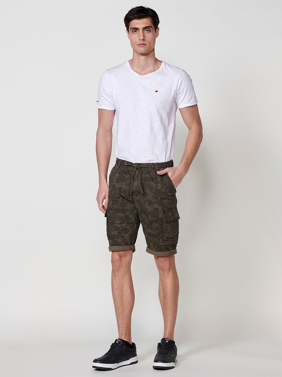 Bermuda Cargo de Algodón Elástico. Cintura con Goma y Cordón. Bolsillos de Plastrón. Color Verde para Hombre