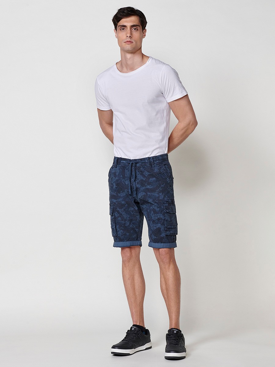 Bermuda Cargo de Algodón Elástico. Cintura con Goma y Cordón. Bolsillos de Plastrón. Color Navy para Hombre