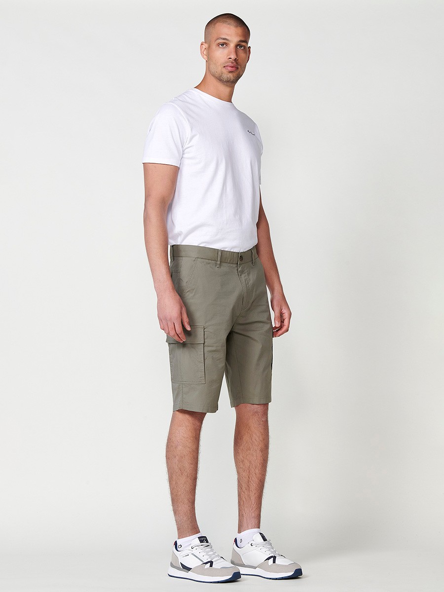 Bermuda cargo para hombre en tejido técnico elástico color beige