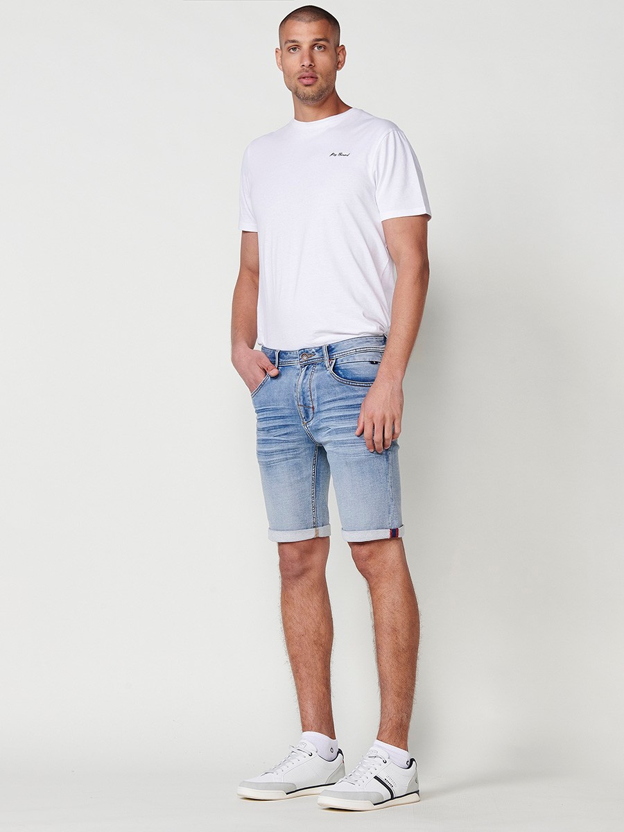 Bermuda Denim Regular Fit de Cinco Bolsillos. Knit Denim Elástico. Efecto Lavado Desgastado. Color Azul Claro para Hombre