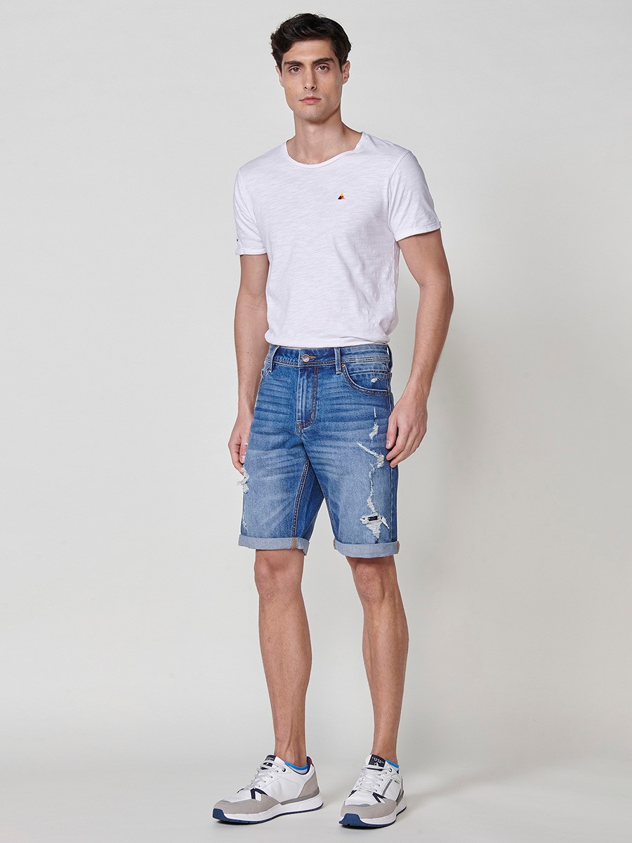 Bermuda Denim Relaxed Fit con Cinco Bolsillos y Efecto Lavado con Rotos en Color Azul Medio para Hombre