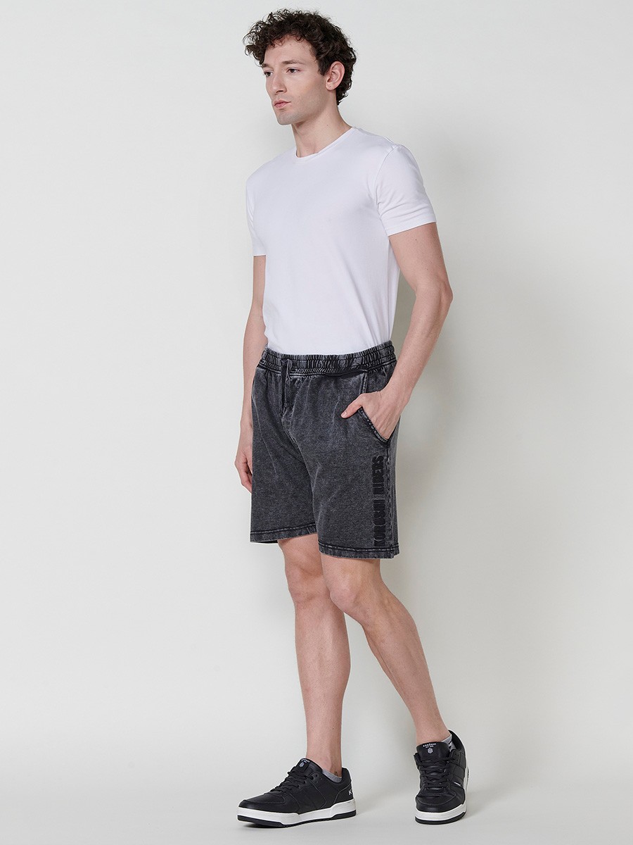 Bermuda Jogger French Terry Relaxed Fit de Algodón con Efecto Lavado y Detalle Estampado en Color Negro para Hombre