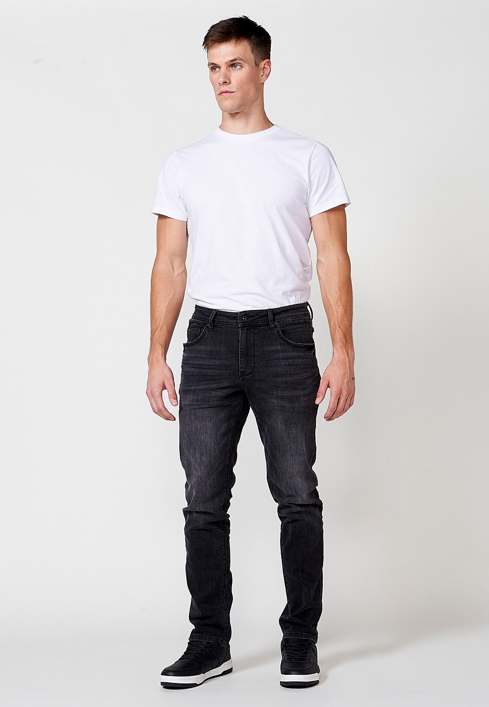 Pantalón straigth regular fit largo denim con Cinco bolsillos, uno cerillero color Negro para Hombre