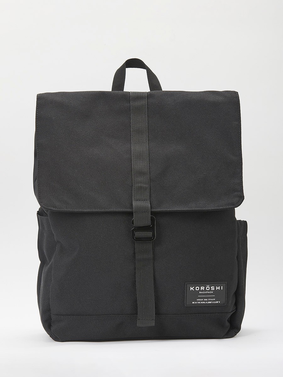 Mochila con Varios Bolsillos y Compartimentos con Cierre de Solapa en Color Negro