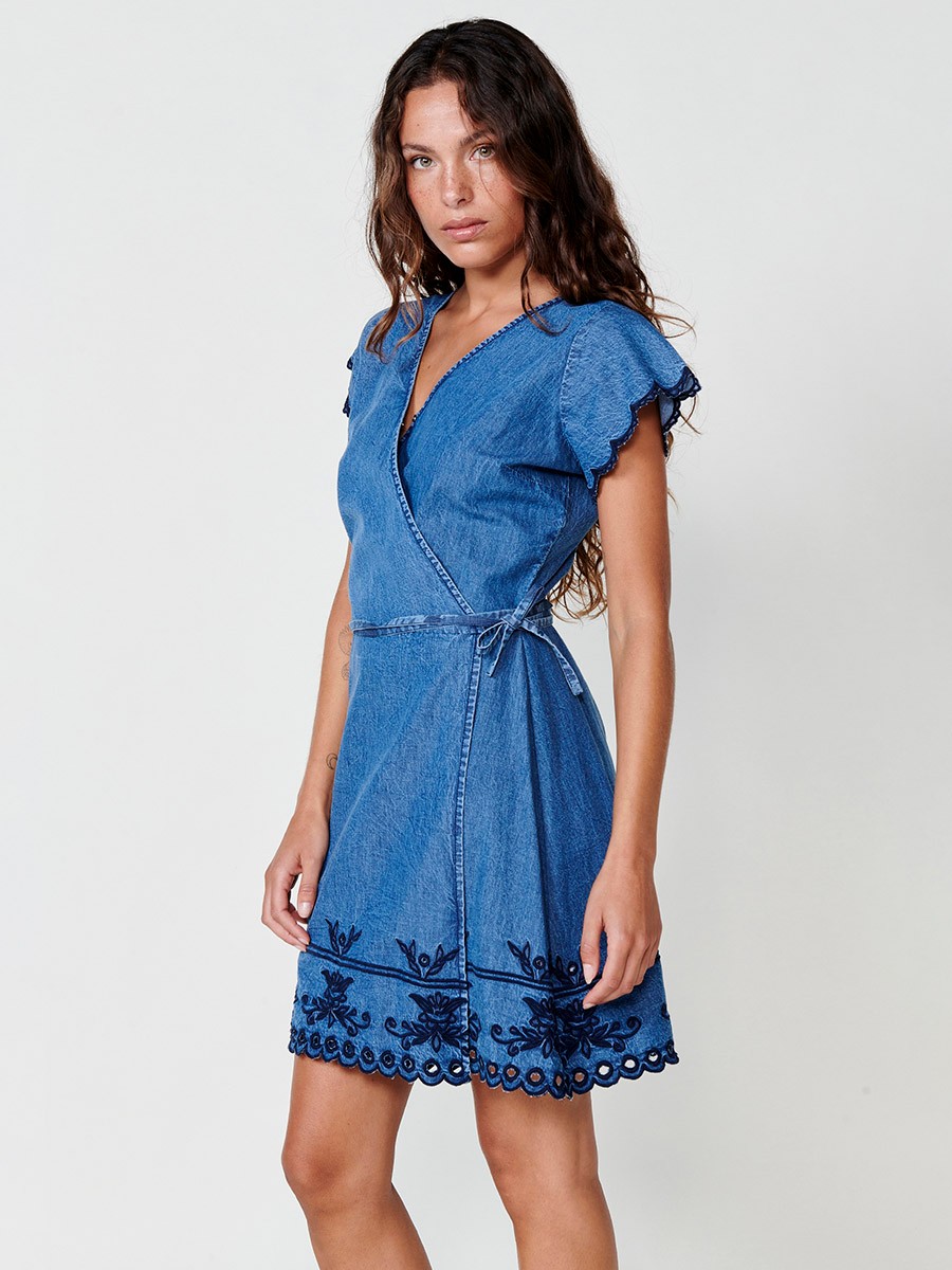 Vestido Corto Chambray Efecto Denim con Escote Cruzado, Manga Volante y Bordados Florales en Azul Oscuro para Mujer
