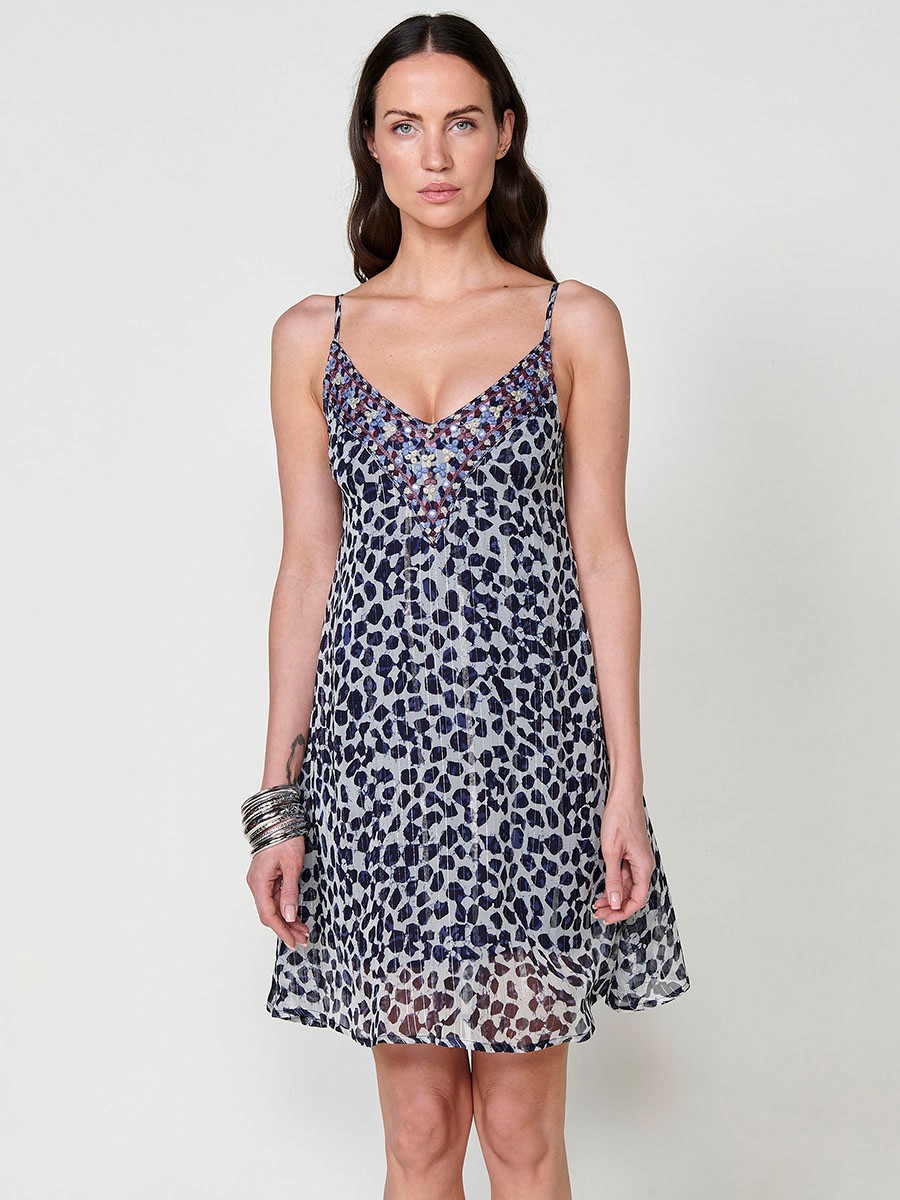 Kurzes halbtransparentes blaues Kleid für Damen mit verstellbaren Trägern und besticktem Ausschnitt