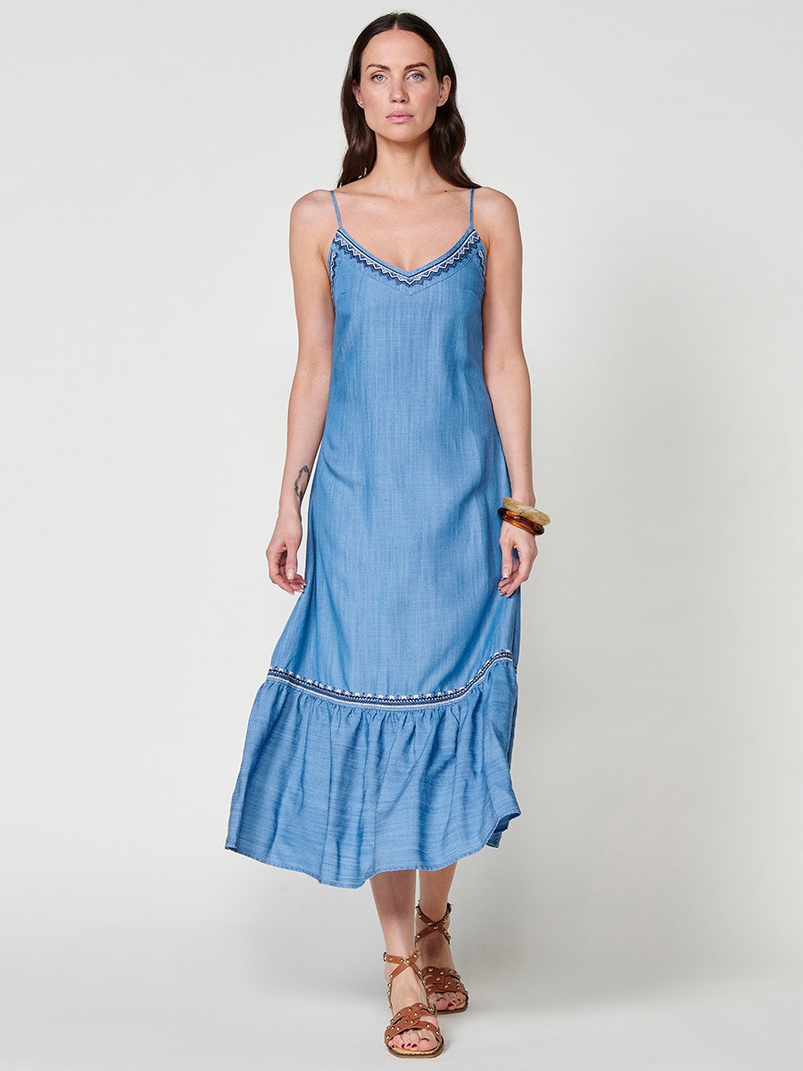 Vestido largo efecto denim azul claro para mujer con escote pico y bordado étnico