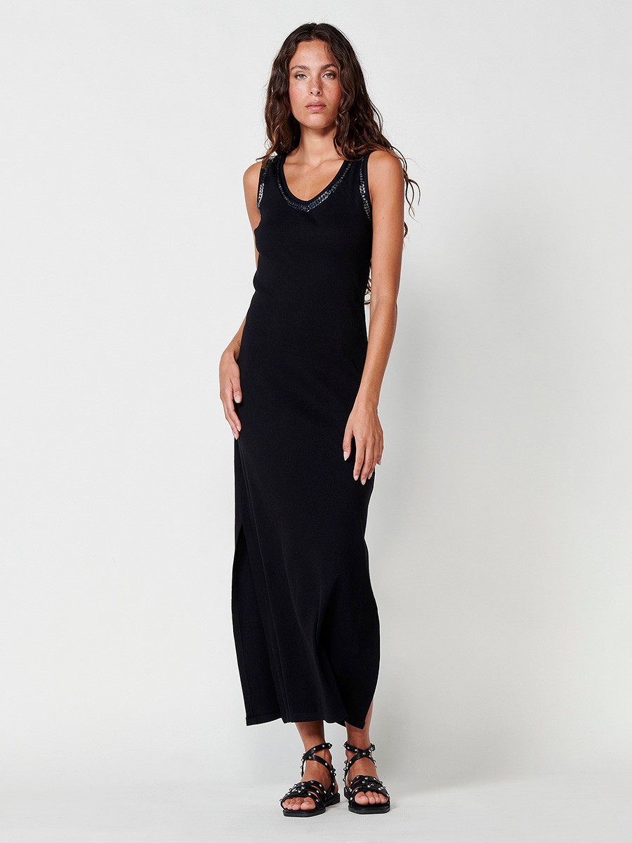 Vestido Maxi de Punto Canalé con Escote en Pico, Tirantes Anchos y Aberturas Laterales. Detalle de Abalorios en Escote y Sisas en Negro