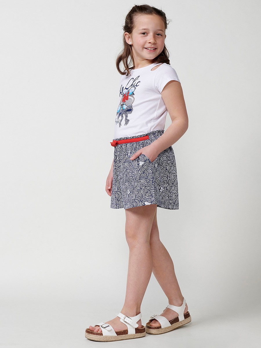 Mädchen-Shorts mit Rockeffekt, Druck in Navy, Weiß und Silber, Paperbag-Bund und rotem Band