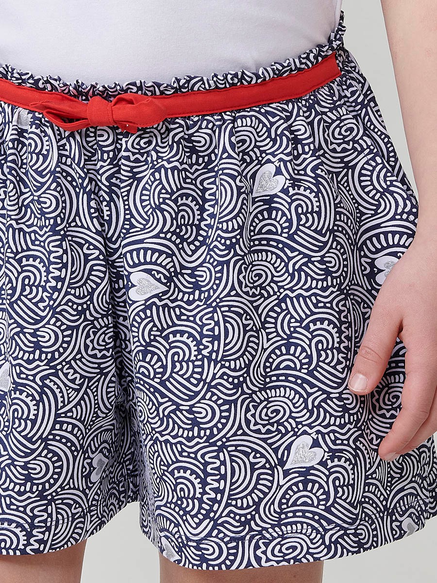 Mädchen-Shorts mit Rockeffekt, Druck in Navy, Weiß und Silber, Paperbag-Bund und rotem Band