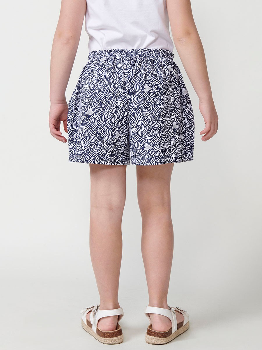 Mädchen-Shorts mit Rockeffekt, Druck in Navy, Weiß und Silber, Paperbag-Bund und rotem Band