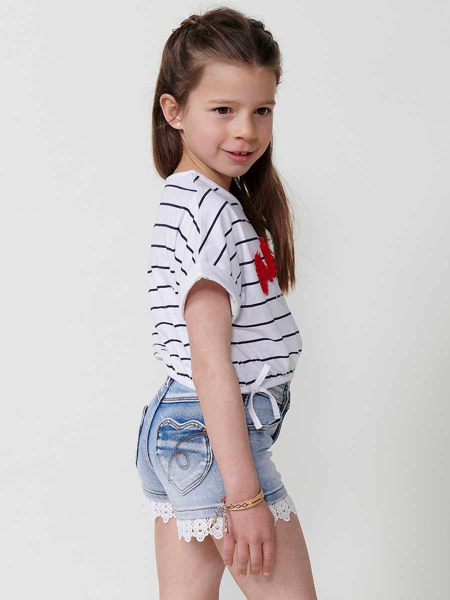 Top blanco de niña con rayas navy, lazos laterales y bordado floral rojo Koröshi