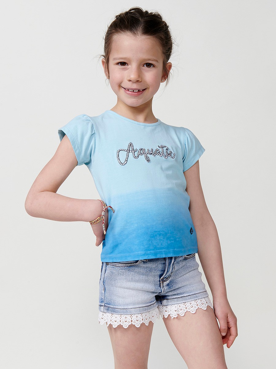 Top azul claro de niña con efecto degradado, manga abombada y bordado listado