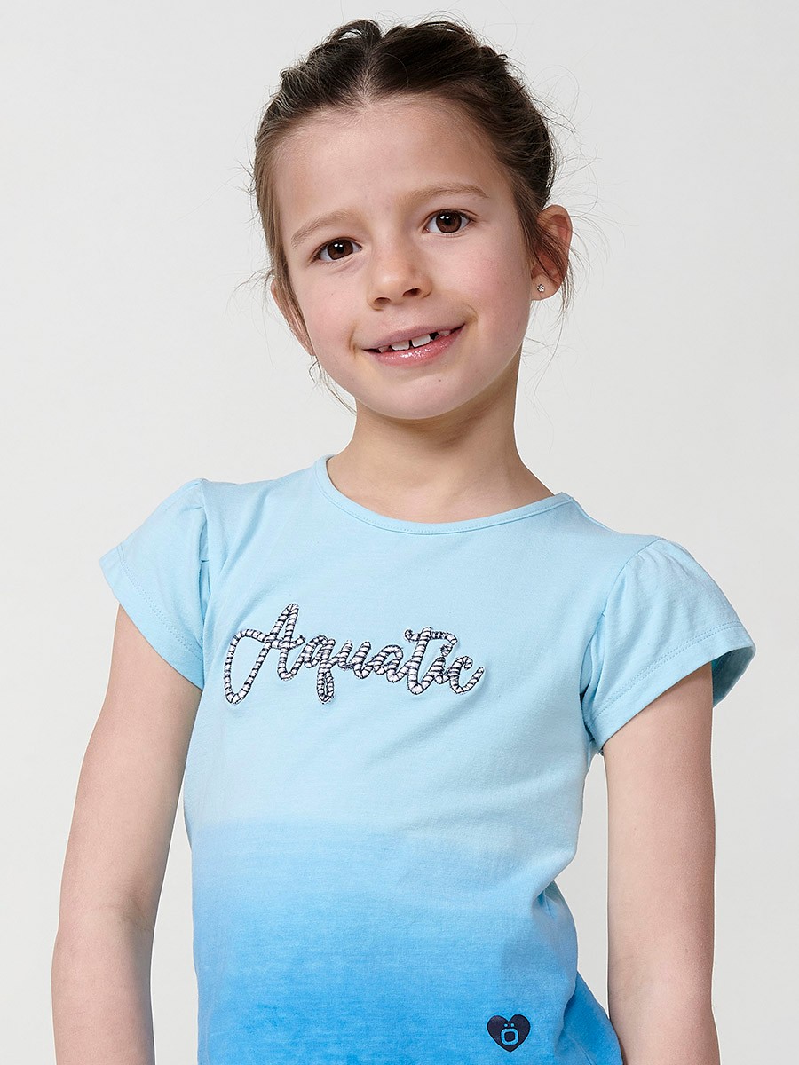 Top azul claro de niña con efecto degradado, manga abombada y bordado listado