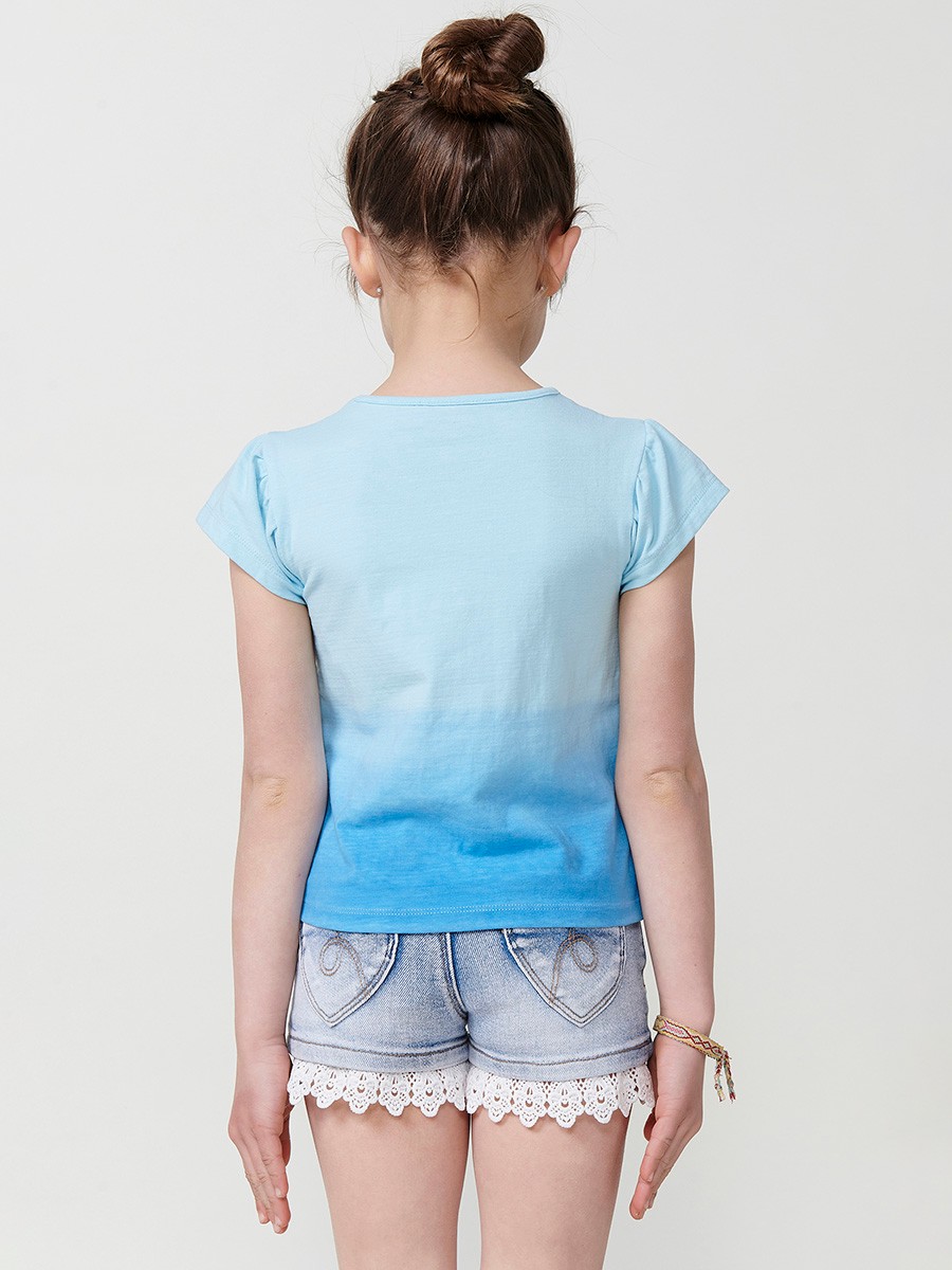 Top azul claro de niña con efecto degradado, manga abombada y bordado listado