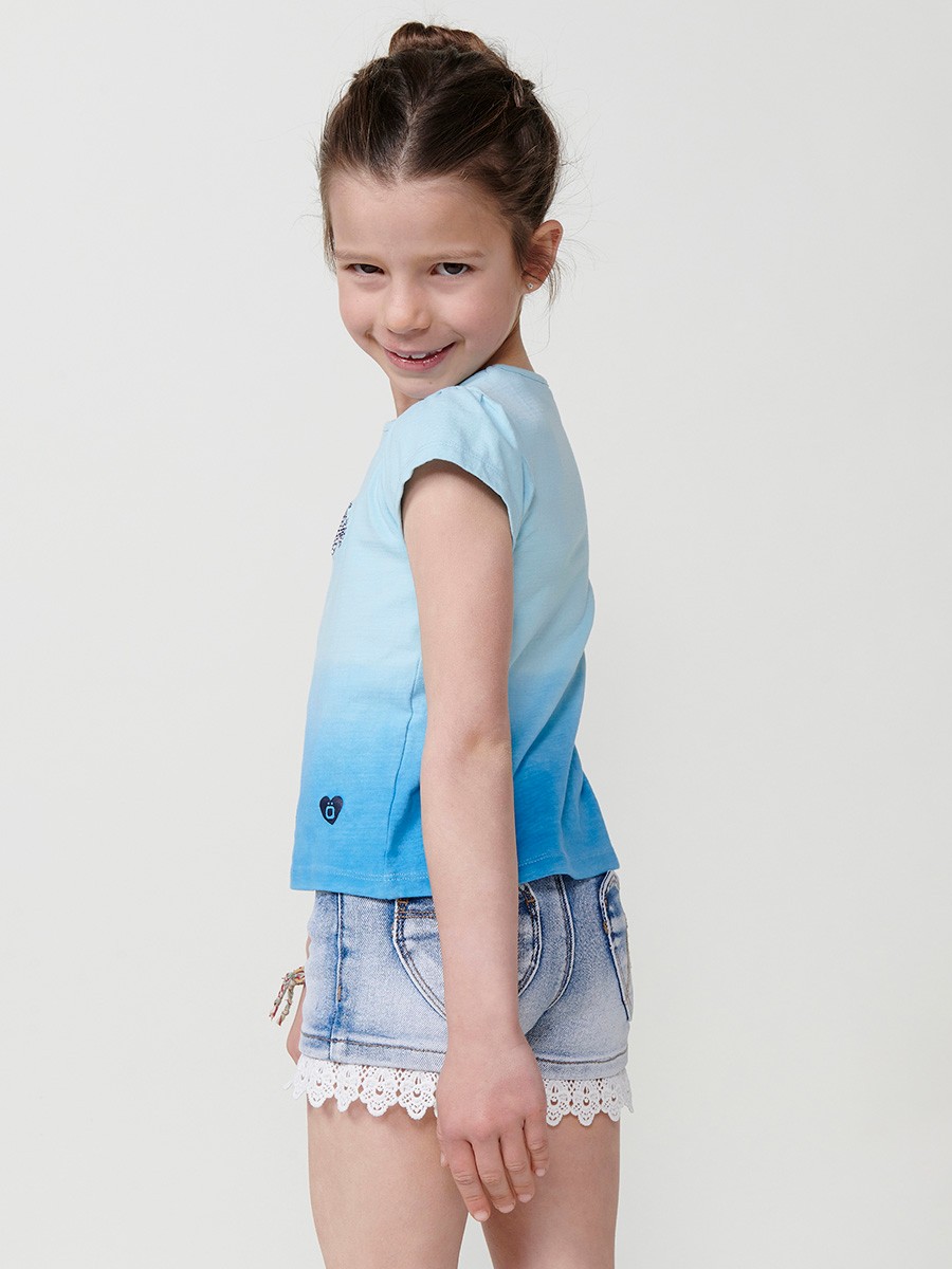 Top azul claro de niña con efecto degradado, manga abombada y bordado listado