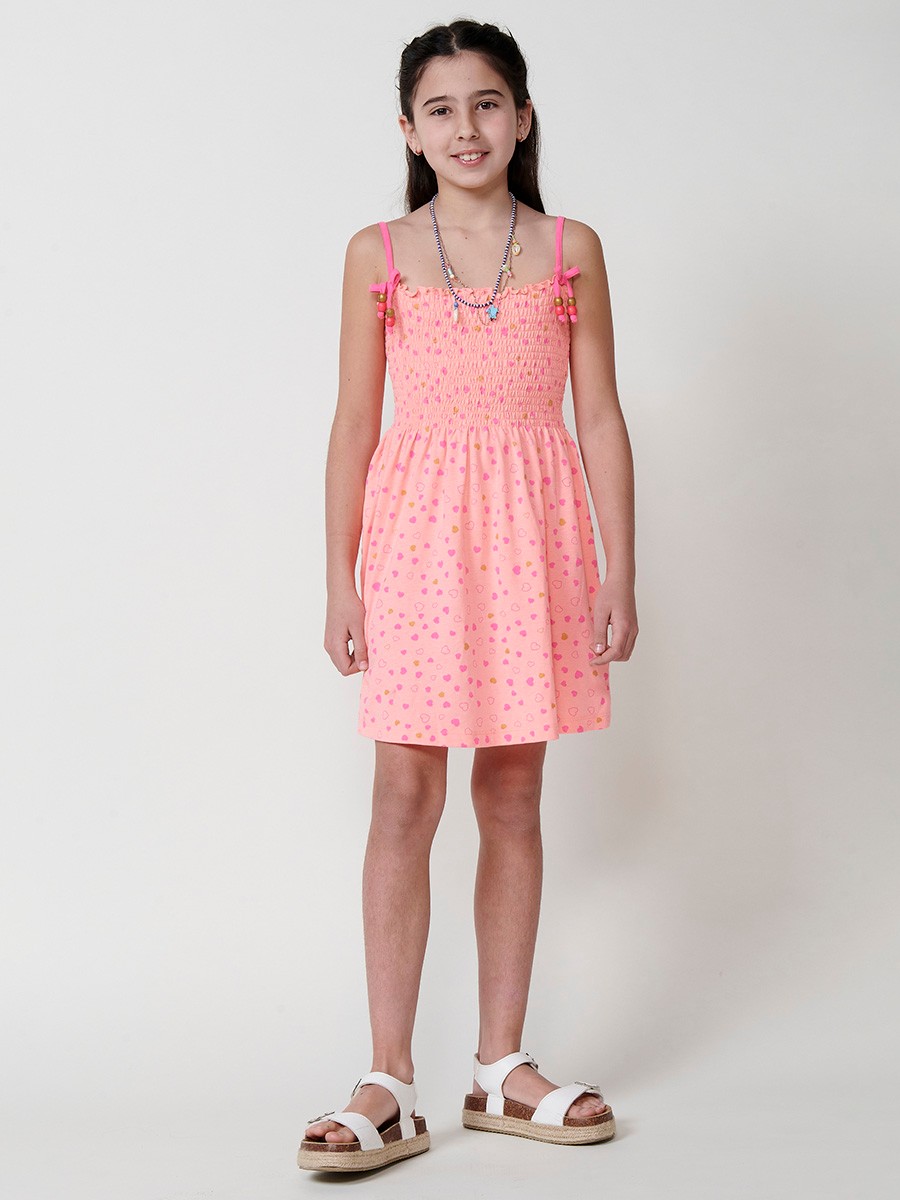 Vestido de niña naranja con estampado fucsia y dorado, tirantes con lazo y pecho fruncido 3