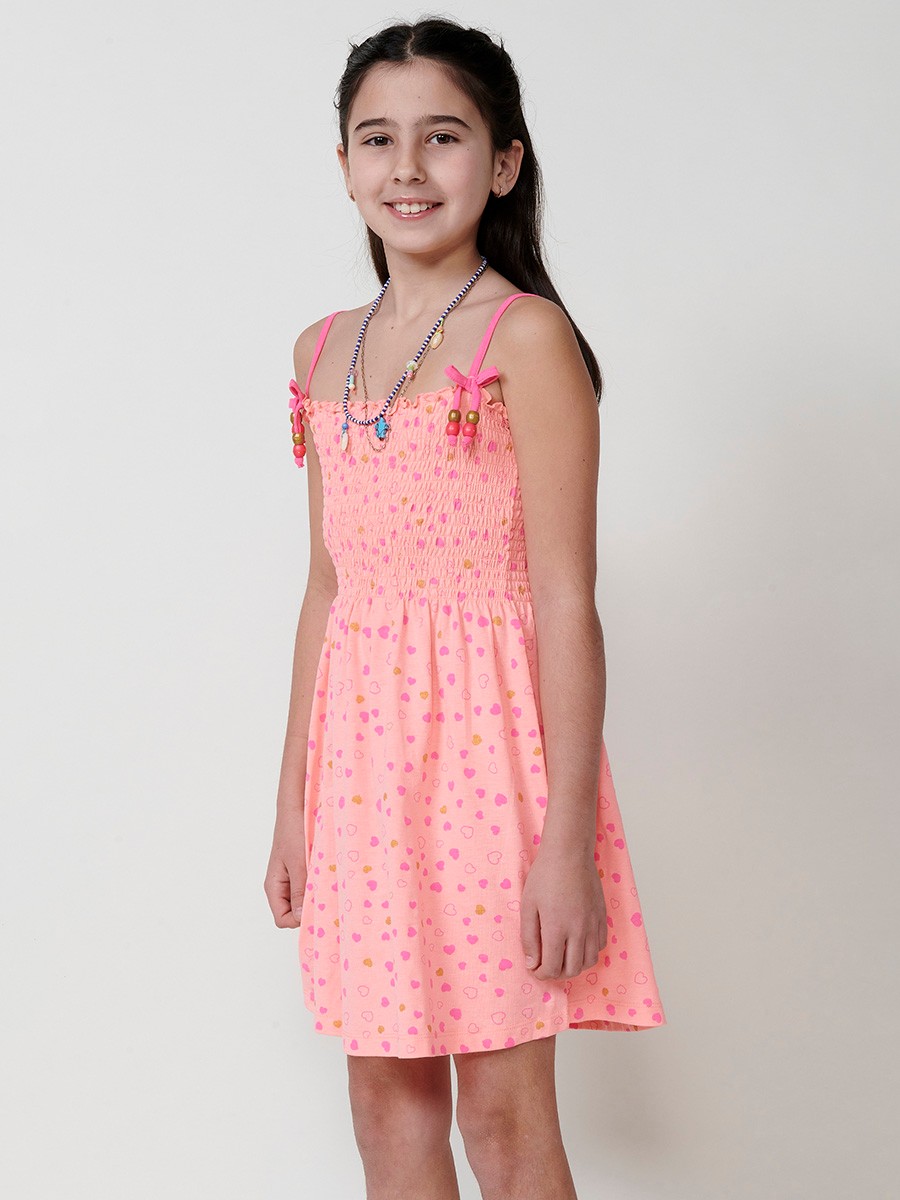 Vestido de niña naranja con estampado fucsia y dorado, tirantes con lazo y pecho fruncido 2