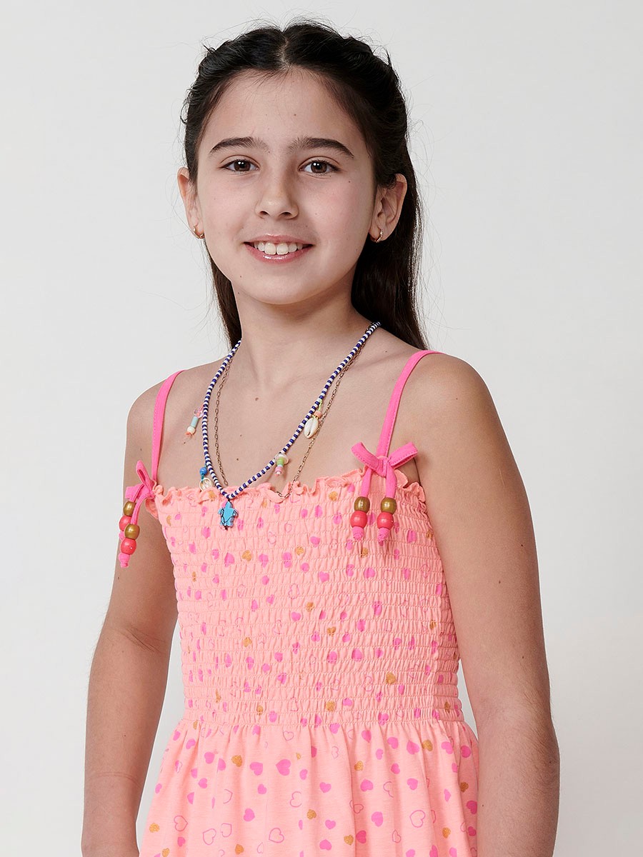 Vestido de niña naranja con estampado fucsia y dorado, tirantes con lazo y pecho fruncido 4