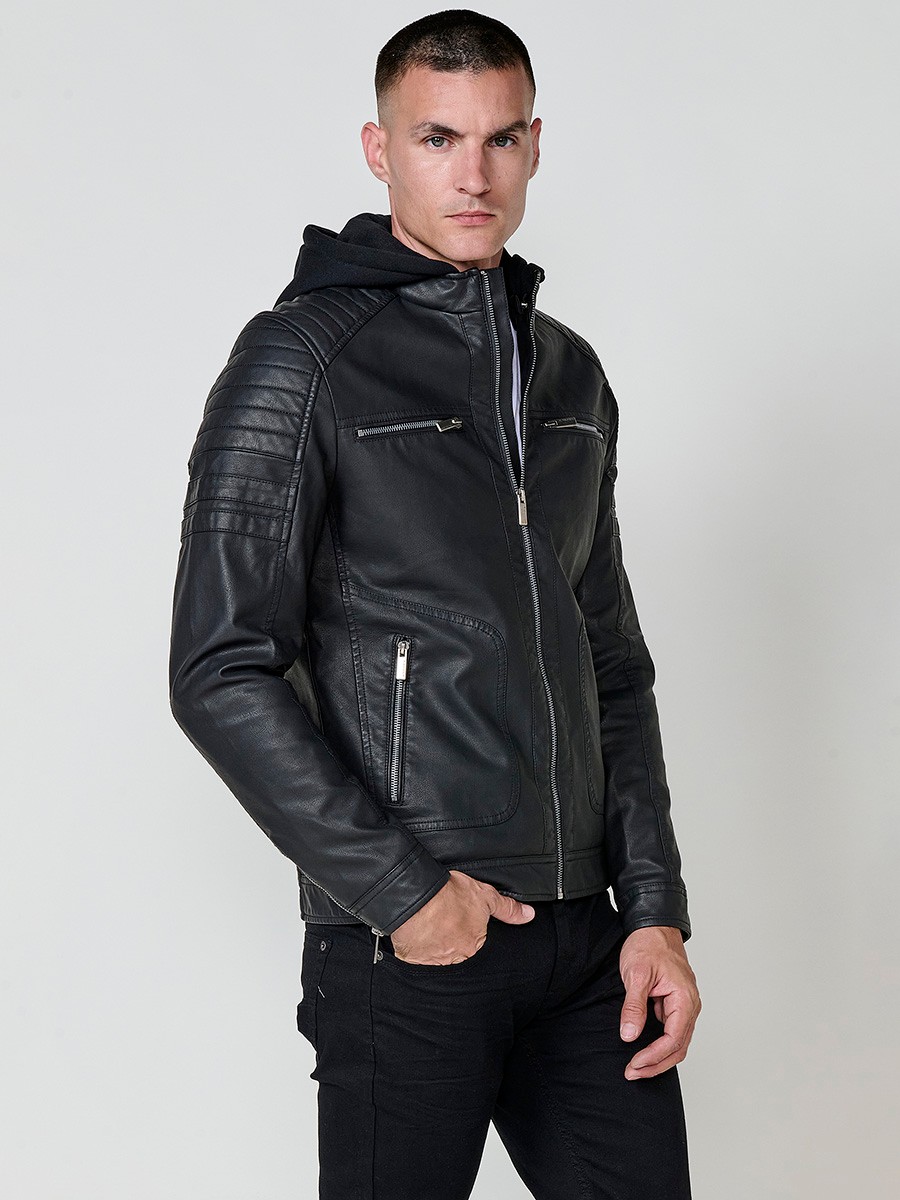 Cazadora estilo motero de hombre en color negro con capucha desmontable y cierre de cremallera. Exterior 100% algodón con recubrimiento de poliuretano.