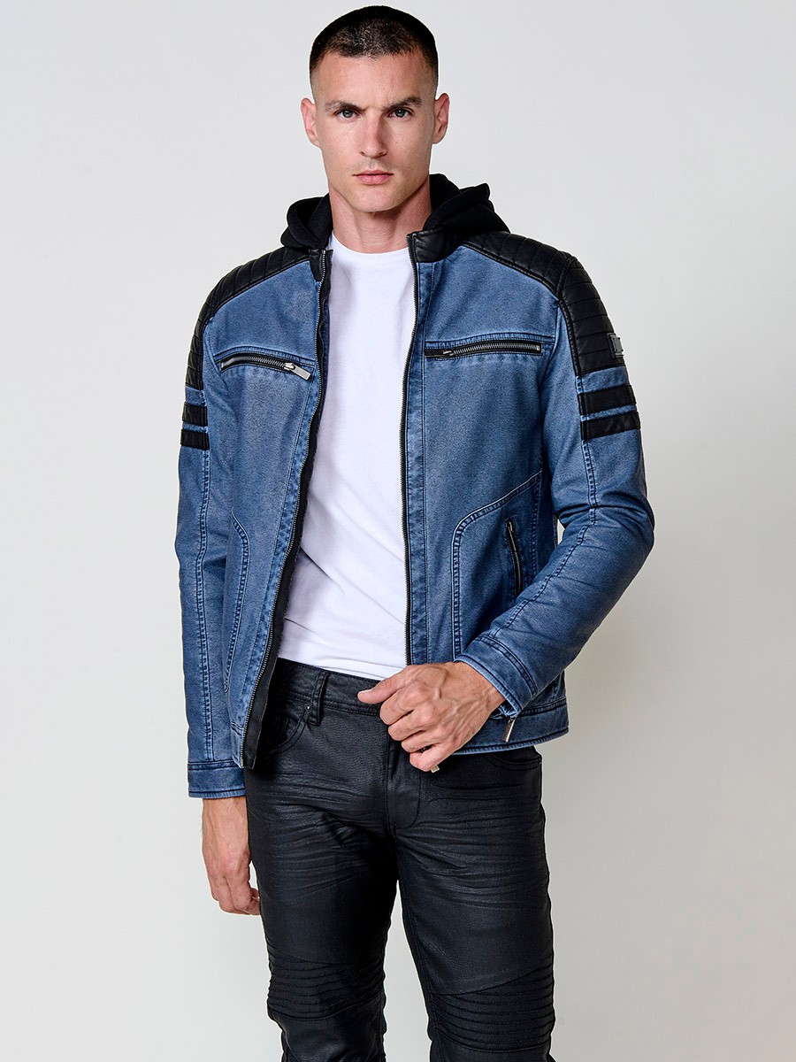 Cazadora estilo motero de hombre en color azul con capucha desmontable y cierre de cremallera. Exterior 100% algodón con recubrimiento de poliuretano.