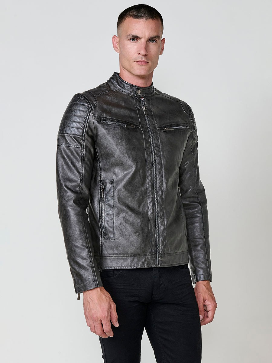 Cazadora de hombre en color antracita con cuello alto, cierre delantero de cremallera y bolsillos. Exterior 100% algodón con recubrimiento de poliuretano.