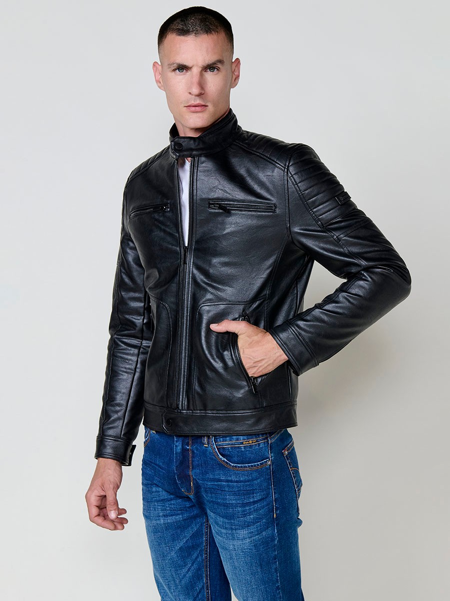 Cazadora de hombre en color negro con cuello alto, cierre delantero de cremallera y bolsillos. Tejido 100% poliéster resistente y ligero.