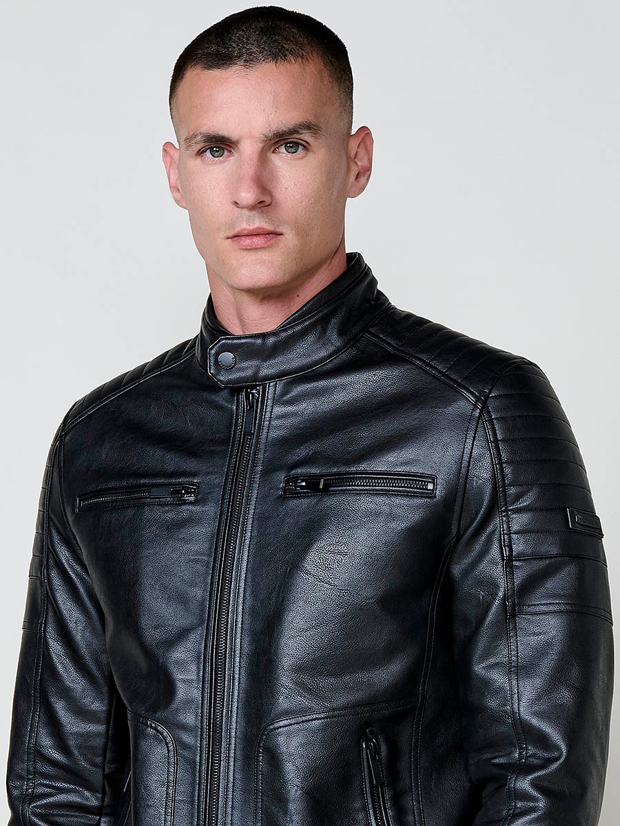 Men’s black jacket with high collar, zip closure and pockets. Made of 100% polyester for durability and lightness.