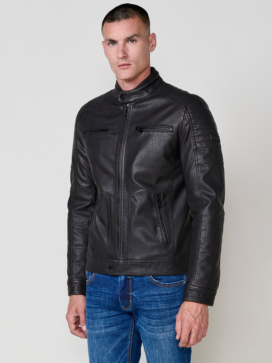 Cazadora de hombre marrón efecto piel con cuello redondo y cierre de cremallera. Confeccionada en 100% poliéster, moderna y versátil.