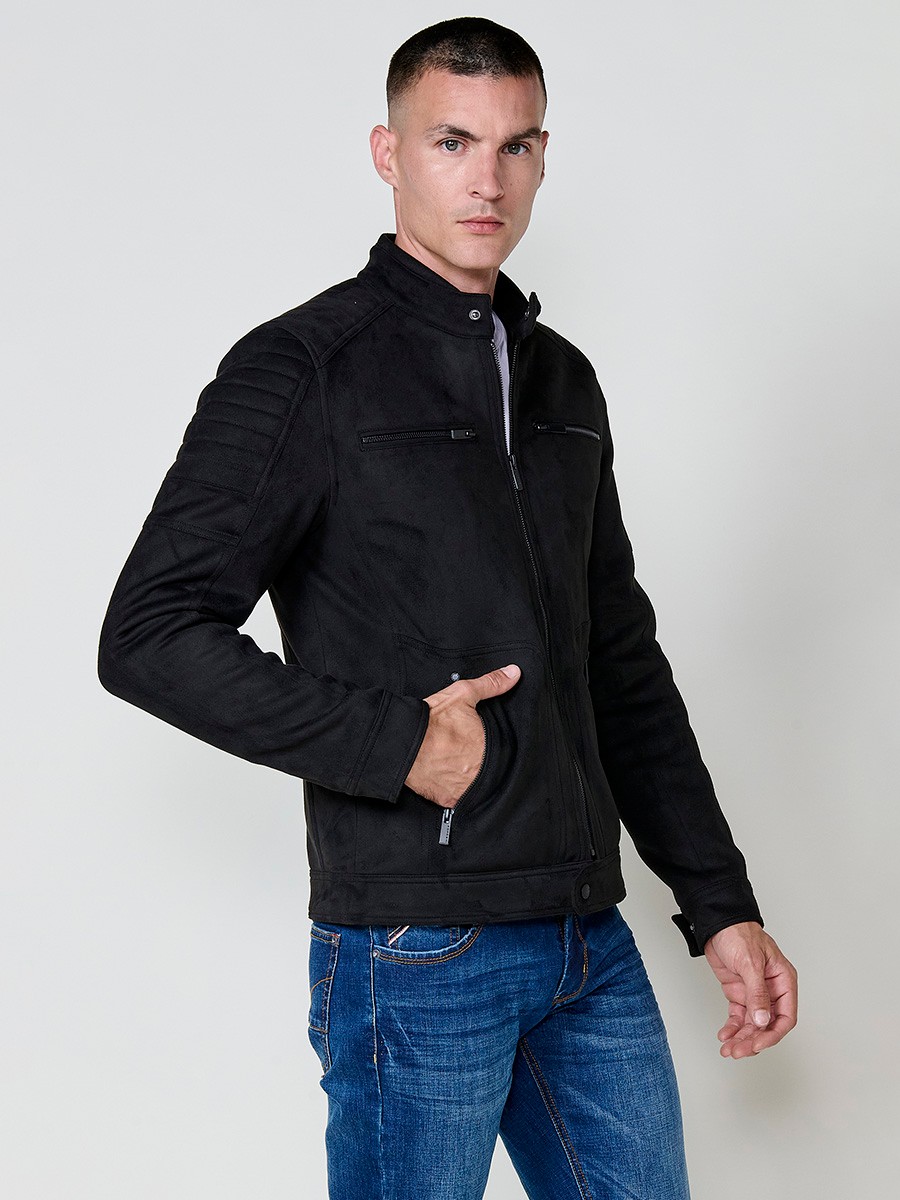 Cazadora de hombre en color negro con cuello alto, cierre de cremallera y bolsillos. Tejido 100% poliéster, resistente y ligero.