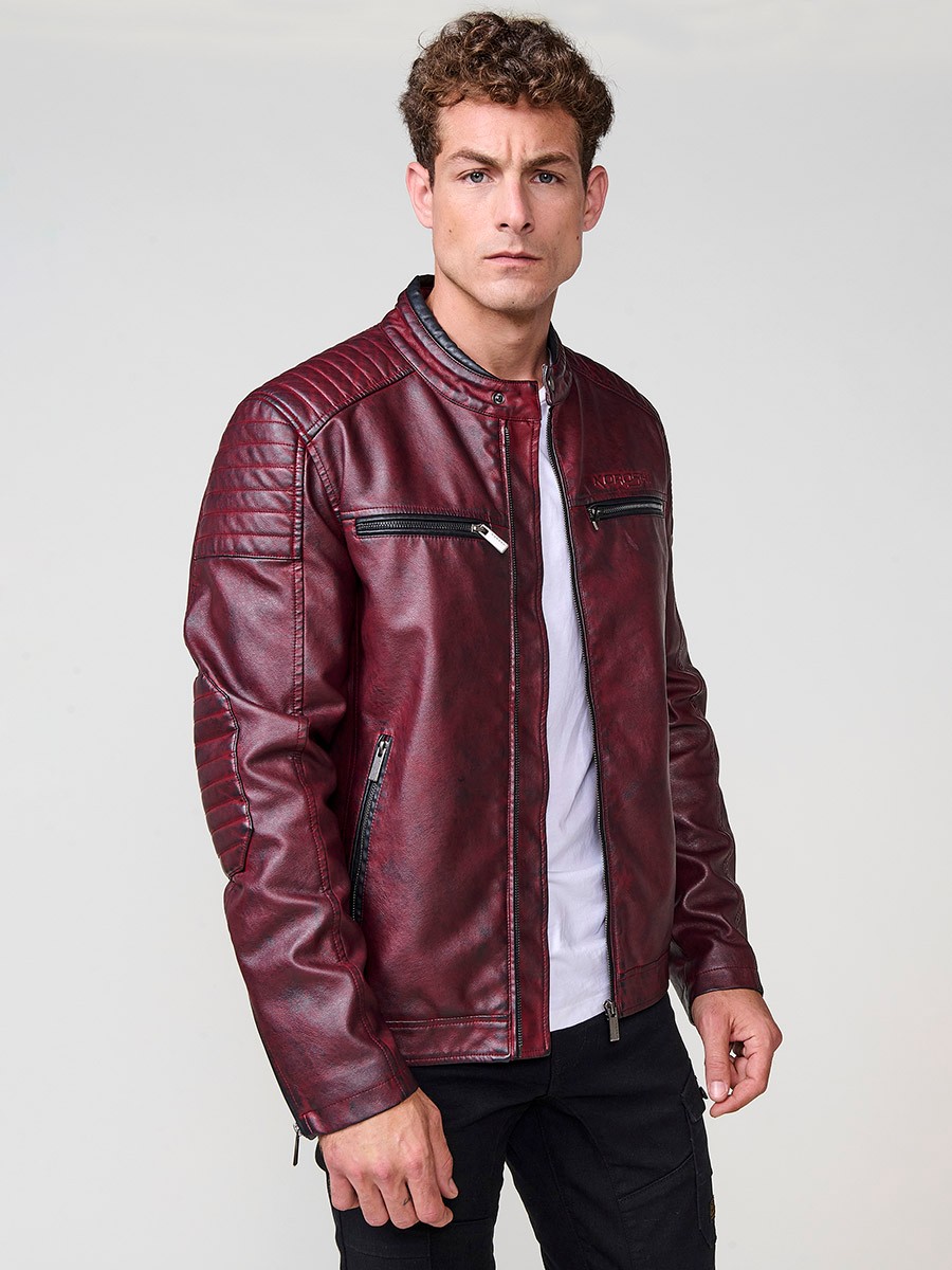 Cazadora de hombre en color rojo con cuello alto, bolsillos y cierre delantero de cremallera. Confeccionada en 100% poliéster resistente y ligero.