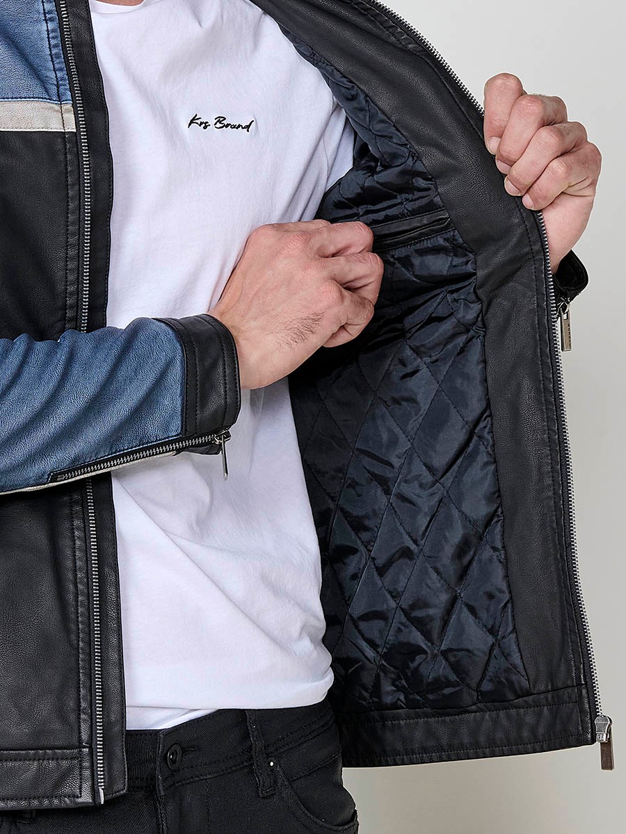 Caçadora d’home blava amb coll alt, cremallera i butxaques. Confeccionada en 100 % polièster, resistent i lleugera.